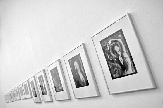 V broumovském Klubu ROK vystavuje své olejotisky Rostislav Krámský 