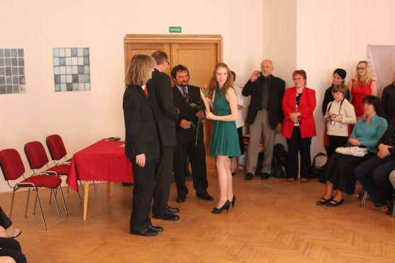 Studenti broumovského gymnázia včera převzali maturitní vysvědčení 
