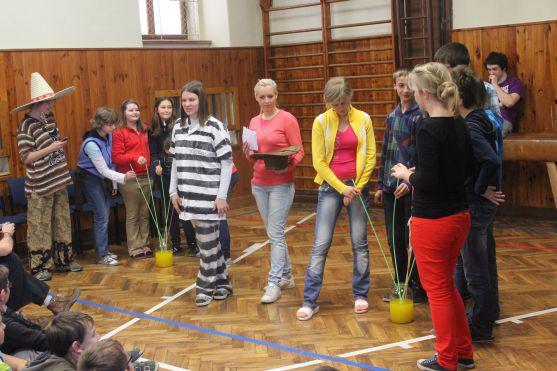 Okolí gymnázia v Broumově vonělo octem a levnými parfémy 