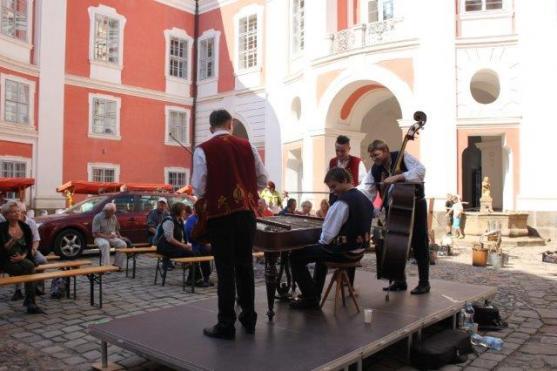 Trhy a burčák přilákaly do kláštera několik stovek návštěvníků 