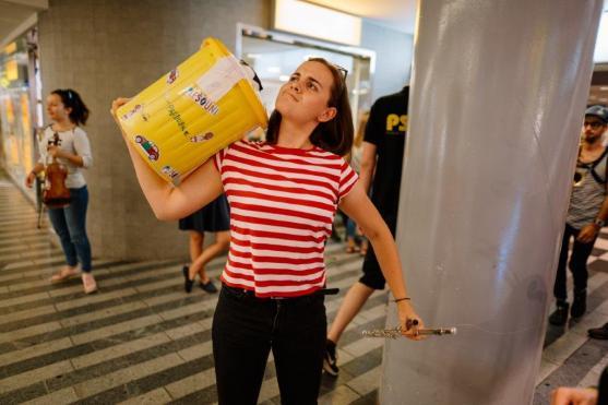 Při koncertním benefičním turné po nádražích muzikanti z Police Symphony Orchestra vybrali pro Plešouny přes sto tisíc korun 