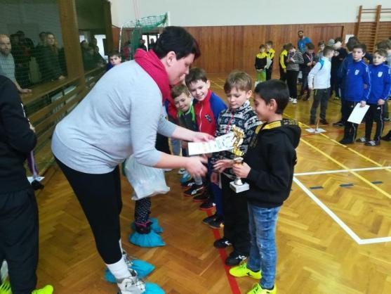 Starší přípravka Slovanu Broumov ukořistila na turnaji ve Vamberku tři poháry 