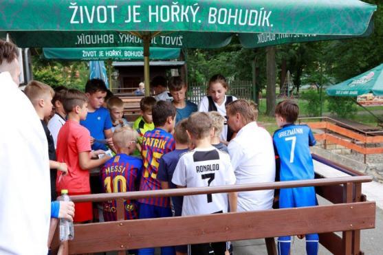 Na fotbalovou školičku přijel legendární sparťan a bývalý reprezentant Horst Siegl 