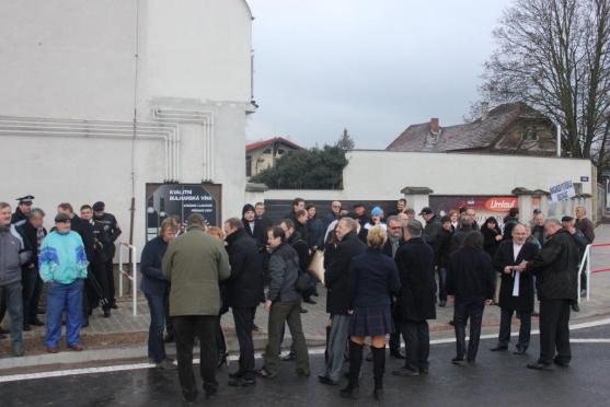 Nový kruhový objezd urychlí průjezd městem. Při slavnostním otevření se všichni shodli, že Náchod obchvat města potřebuje