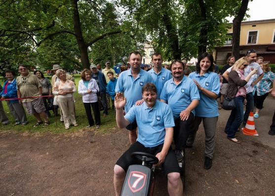 Soutěž českých a polských týmů zahájila sobotní program Broumovské pouti. Vyhrál domácí tým