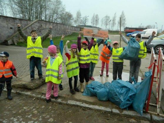 Děti z jetřichovské školy se připojily k jarnímu úklidu Broumovska