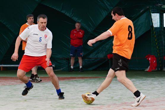 Tým starostů po penaltovém rozstřelu své loňské vítězství v teplickém turnaji neobhájil