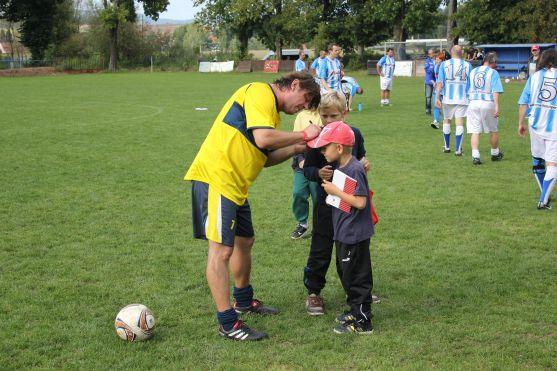 Tým fotbalových legend a herců Arabela pobavil broumovské publikum