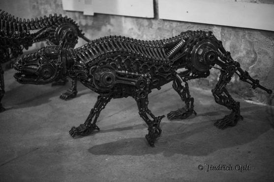 Výstavu Okuje ještě žhavé v undergroundovém klubu Eden uvedl básník Jaroslav Erik Frič