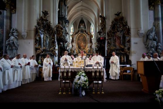 Nový želivský opat převzal požehnání z rukou královéhradeckého biskupa