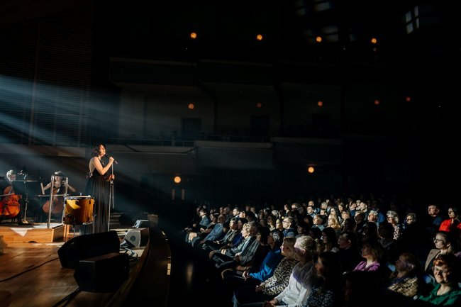 Místo předsevzetí novoroční koncerty s Police Symphony Orchestra