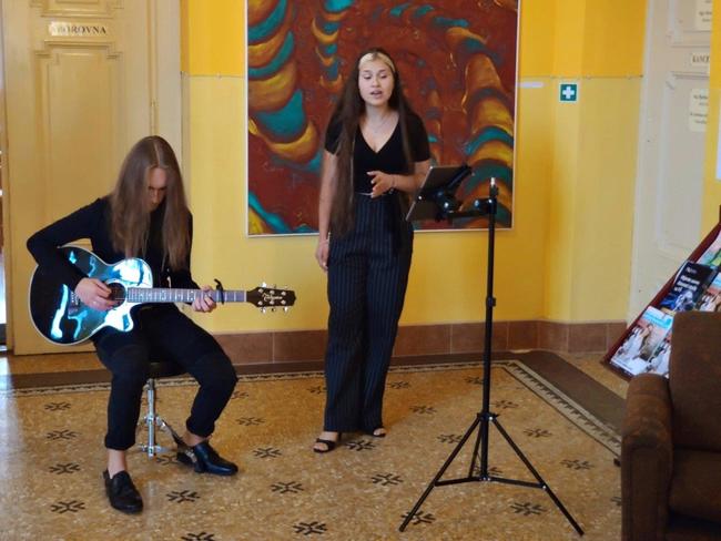 Páteční vernisáží byla zahájena výstava obrazů Davida Kubiny