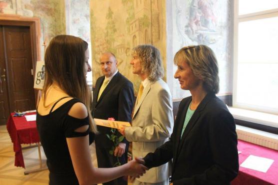 Absolventi Gymnázia Broumov převzali maturitní vysvědčení