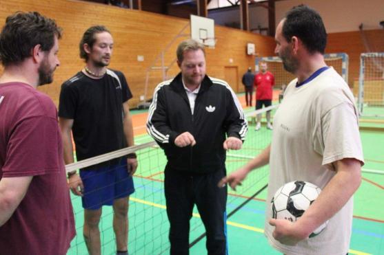 Nohejbalový turnaj Spartaklubu Broumov se hrál v hale už podruhé. Putovní pohár zamířil opět do Police nad Metují