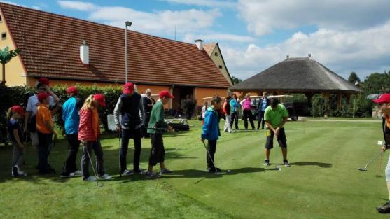 V golfovém areálu Grosshof v Broumově se opět konal prázdninový tábor pro děti a mládež