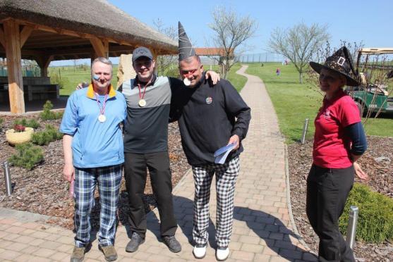 Golfisté z Grosshofu vybrali přes tři tisíce korun na broumovský psí útulek