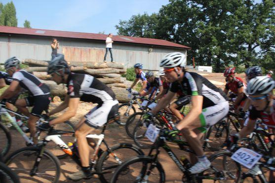 Na start cyklistického závodu Okolo Broumova se postavilo 194 závodníků