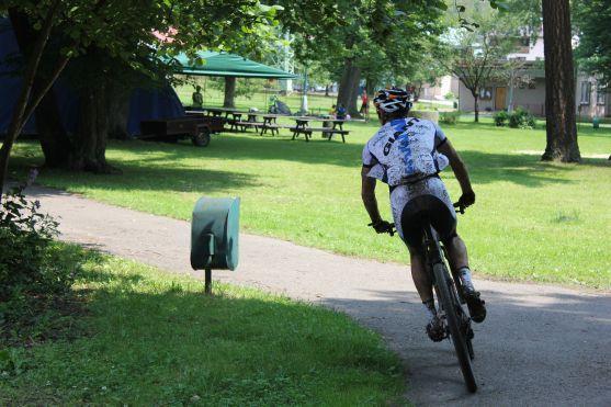 MTB TRILOGY: Po prologu a 1. etapě vede Hruška, druhý Vokrouhlík jel závěr etapy bez sedla