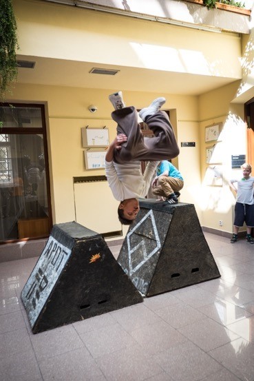 Mladí parkouristé - freeruneři z polického Sokola na promo akci v Poslanecké sněmovně