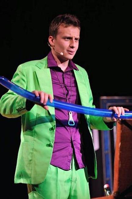 V Broumově vystoupil kouzelník a komik Richard Nedvěd