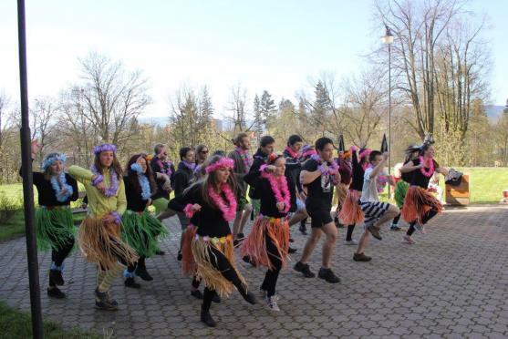 Vzpomínky jim nikdo nevezme. Studenti gymnázia se rozloučili se školou a spolužáky