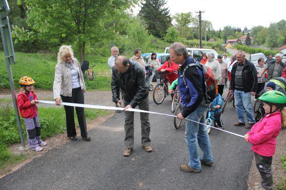 V Hejtmánkovicích byl otevřen nový úsek zadní cesty