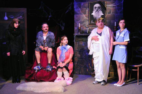 Nový soubor Divadlo Broumov se o víkendu dvakrát představil s hrou Hrobka s vyhlídkou