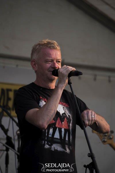 Mňága a Žďorp zahrála v Otovicích dobrovolníkům i stovkám místních 