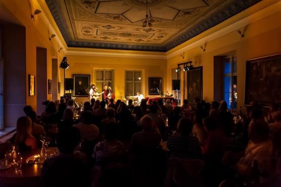 Femi Temowo Trio: Guláš, knedlíky a jazz v posledním předprázdninovém ArtCafé 