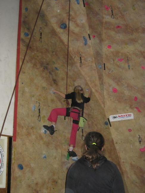 Členové broumovského horolezeckého kroužku poprvé startovali na lezeckých závodech