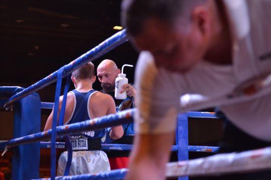 Fotogalerie a video z vítězného boxerského utkání Jakuba Šudy v pražském Hotelu Hilton