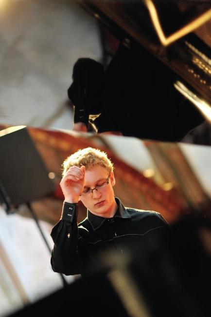 První polovinu festivalu Za poklady Broumovska zakončil koncert klavíristy Karla Vrtišky 