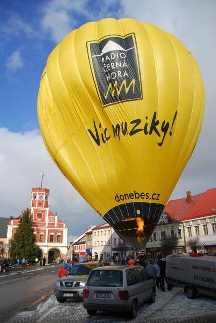 Odlet balónu z Police nad Metují odstartoval projekt 100 startů z českých měst