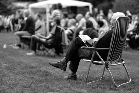 Koncert českého Elvise v klášterní zahradě. Spokojenost na pódiu i pod ním 