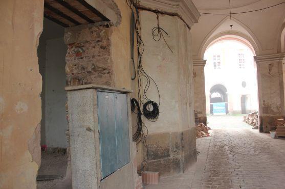 Pět měsíců stavebních prací v broumovském klášteře a jeho zahradě 