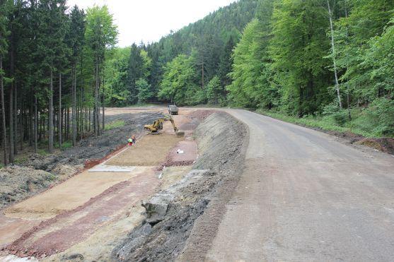 Na silnici přes Pasa se pracuje i o víkendech. Zdržení stavby se neočekává 