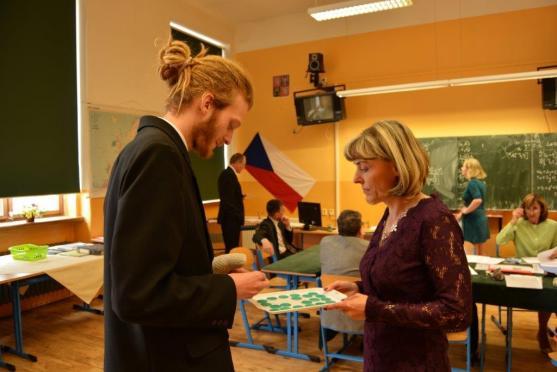 Oktáva úspěšně odmaturovala. Závěrečné slovo třídního učitele 