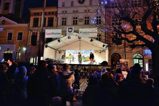 Rozsvícení vánočního stromu v Broumově si nenechaly ujít stovky lidí 