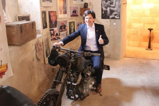 Americký velvyslanec v Broumově navštívil klášter, Masarykovu základní školu a undergroundový klub Eden