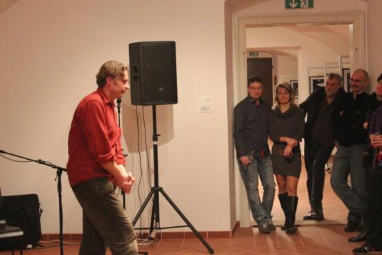 Lapidárium broumovského kláštera zaplnily fotografie Filipa Topola 