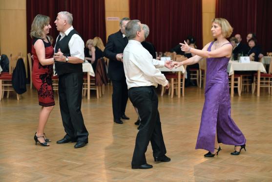 Na Plese města Broumova se kromě tance i žonglovalo. K vidění byla i UV show 