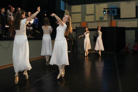 V choreografii Ukrajinky tančily Češky, Vietnamka a Polák 