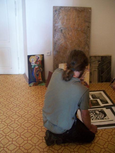 V altánu v broumovské klášterní zahradě jsou vystaveny malby z výtvarného plenéru 