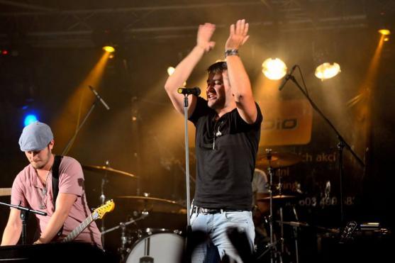 Broumov o víkendu ovládla pouť. Třešničkou na dortu byl Marek Ztracený 