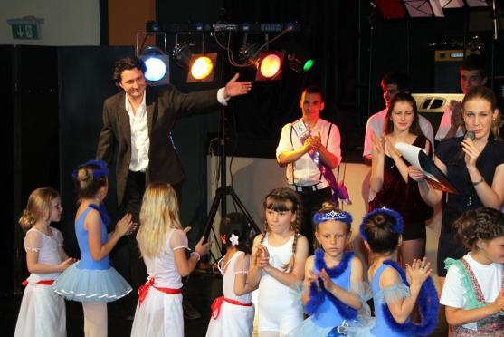 Koncert tanečního oboru ZUŠ Broumov oslavil 15 let práce učitelky a choreografky Heleny Ogriščenkové 