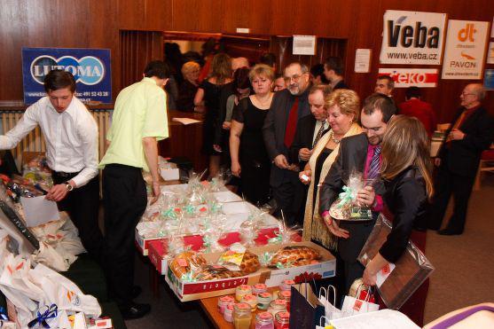 Na Plese podnikatelů v Broumově vystoupila světová špička v tanečních formacích Taneční škola Krok z Hradce Králové 