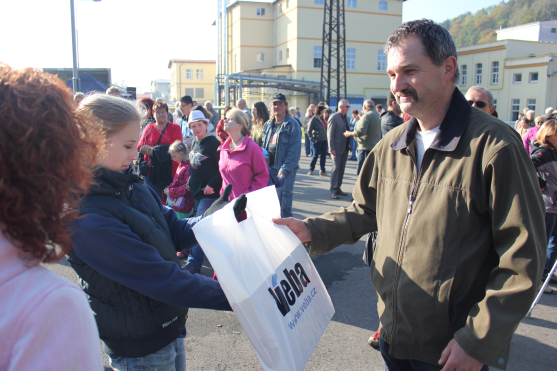 Nejmodernější tkalcovnu textilní společnosti VEBA si přišlo prohlédnout téměř 1 300 lidí
