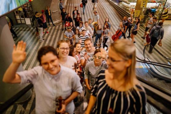 Při koncertním benefičním turné po nádražích muzikanti z Police Symphony Orchestra vybrali pro Plešouny přes sto tisíc korun 