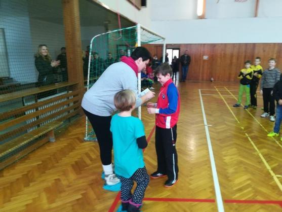 Starší přípravka Slovanu Broumov ukořistila na turnaji ve Vamberku tři poháry 