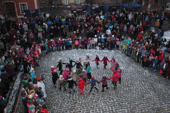 "Vítáme všechny, kdo se necháte rádi předvánočně naladit. Letos se tu scházíme již jedenáctým rokem!"